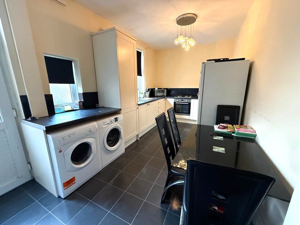 Property photo 3 of 7 Kitchen