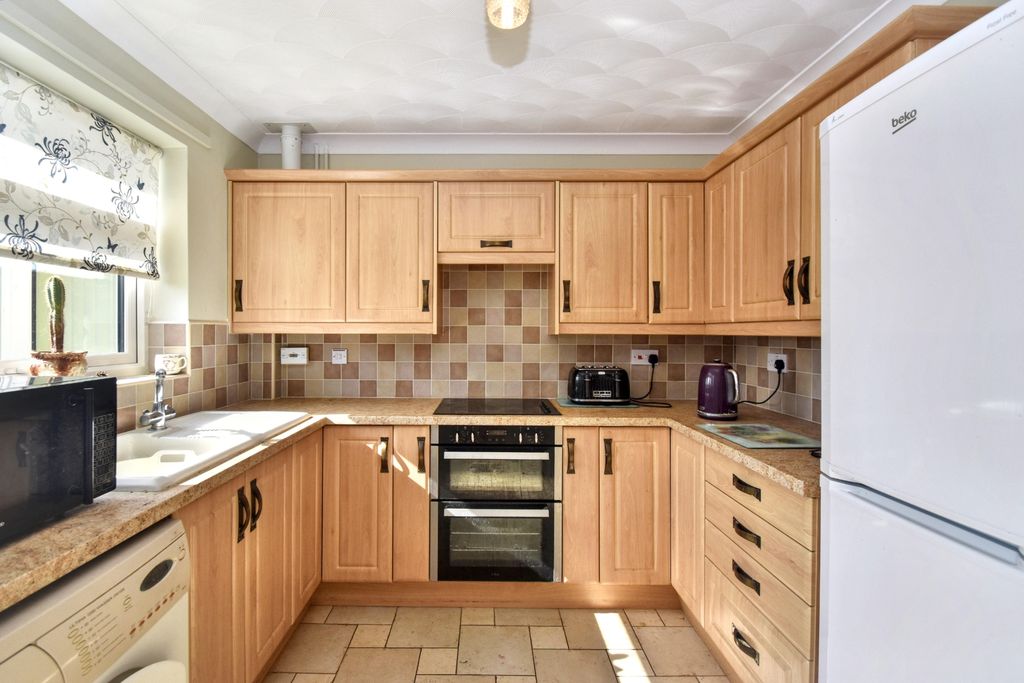 Property photo 3 of 17 Kitchen