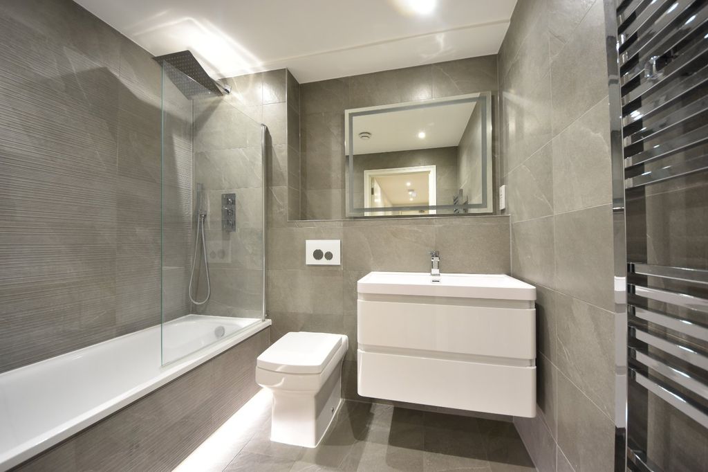 Property photo 3 of 11 Bathroom