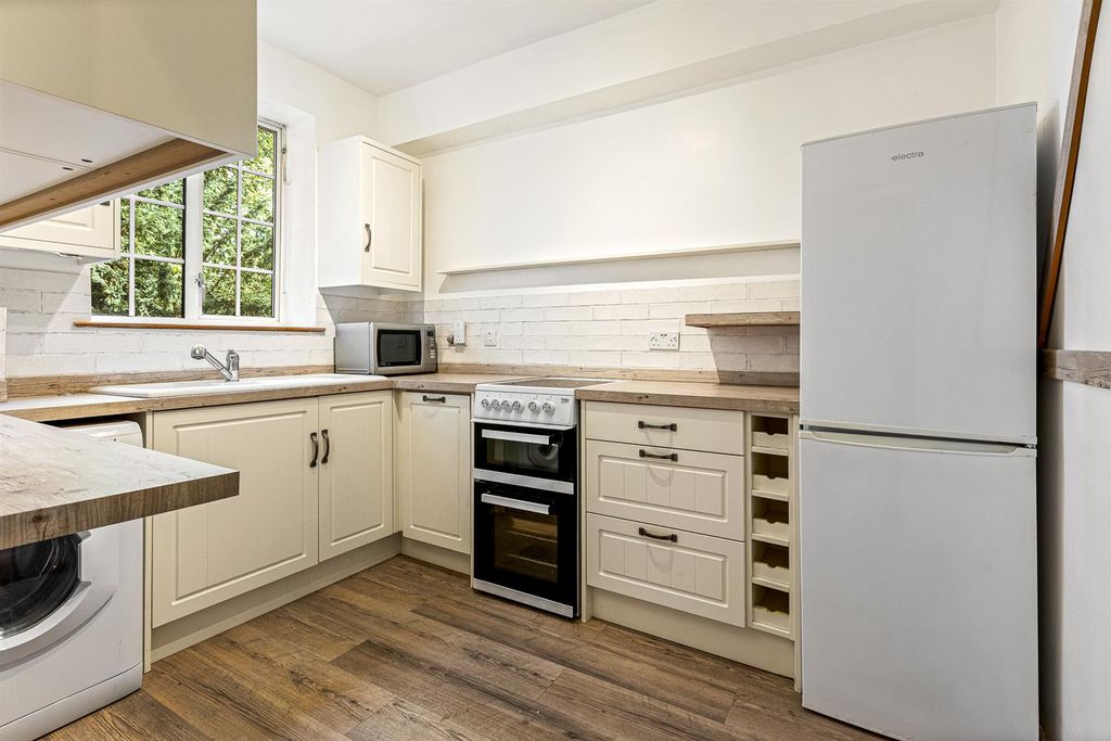 Property photo 3 of 25 Fitted Kitchen
