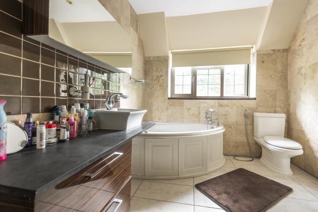 Property photo 3 of 10 Bathroom