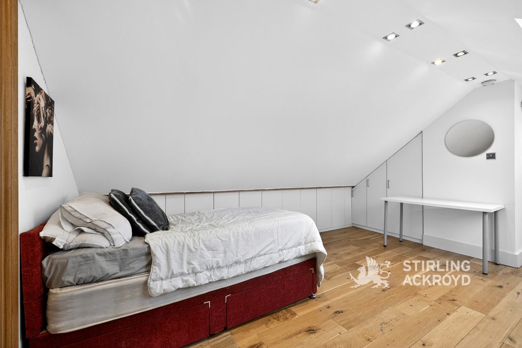 Property photo 2 of 20 Bedroom