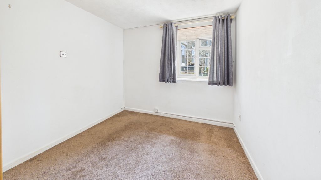 Property photo 3 of 6 Cam02926G0-Pr0330-Still006