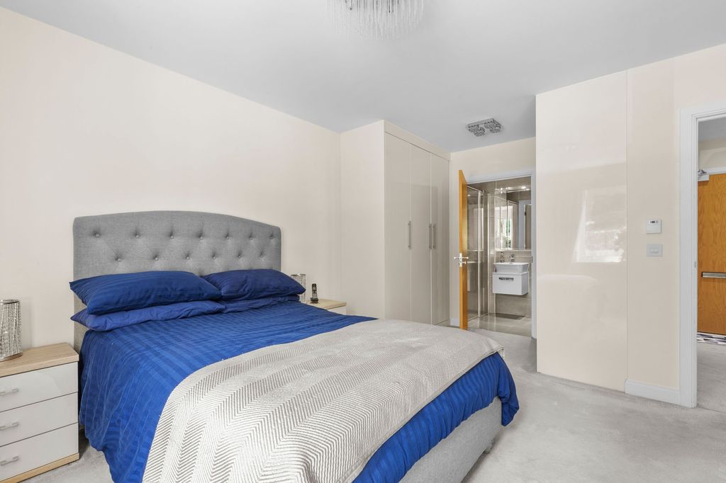 Property photo 3 of 17 Bedrom