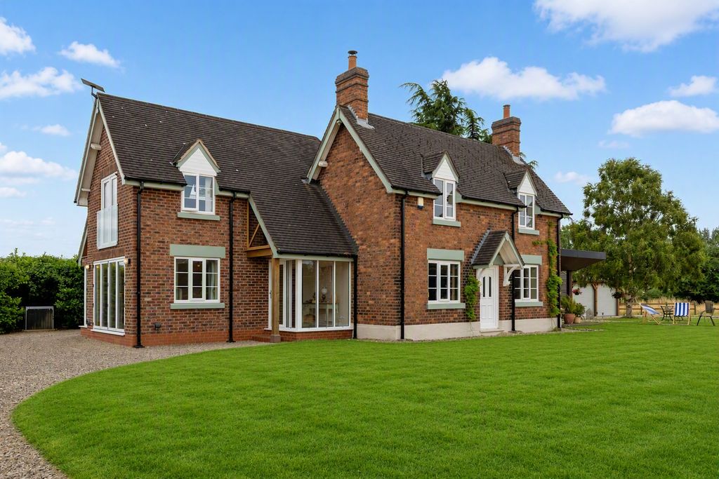 Property photo 2 of 18 Holly Bank Farm