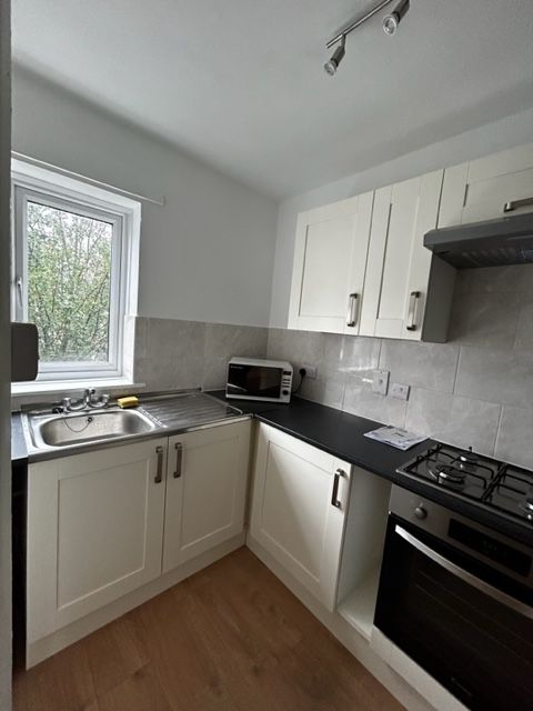 Property photo 3 of 9 Kitchen 1