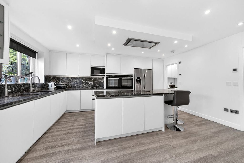 Property photo 2 of 18 Kitchen