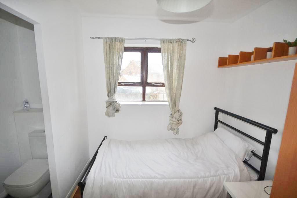 Property photo 3 of 11 Room 3