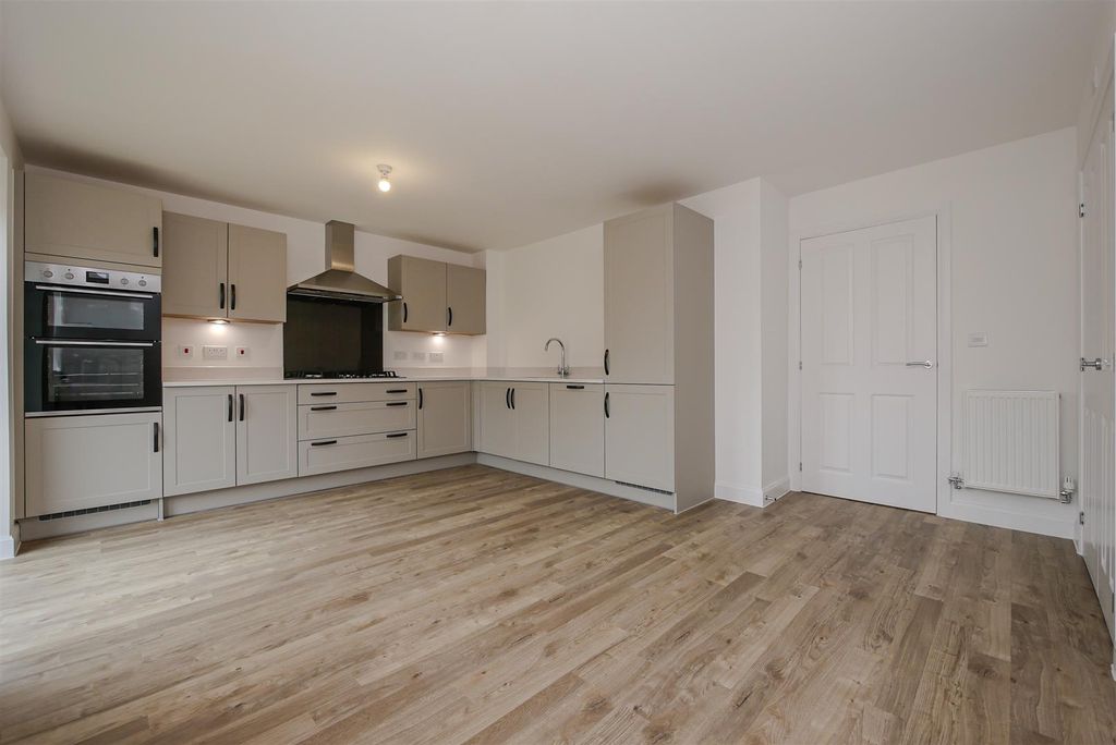 Property photo 3 of 19 Kitchen/Dining Room