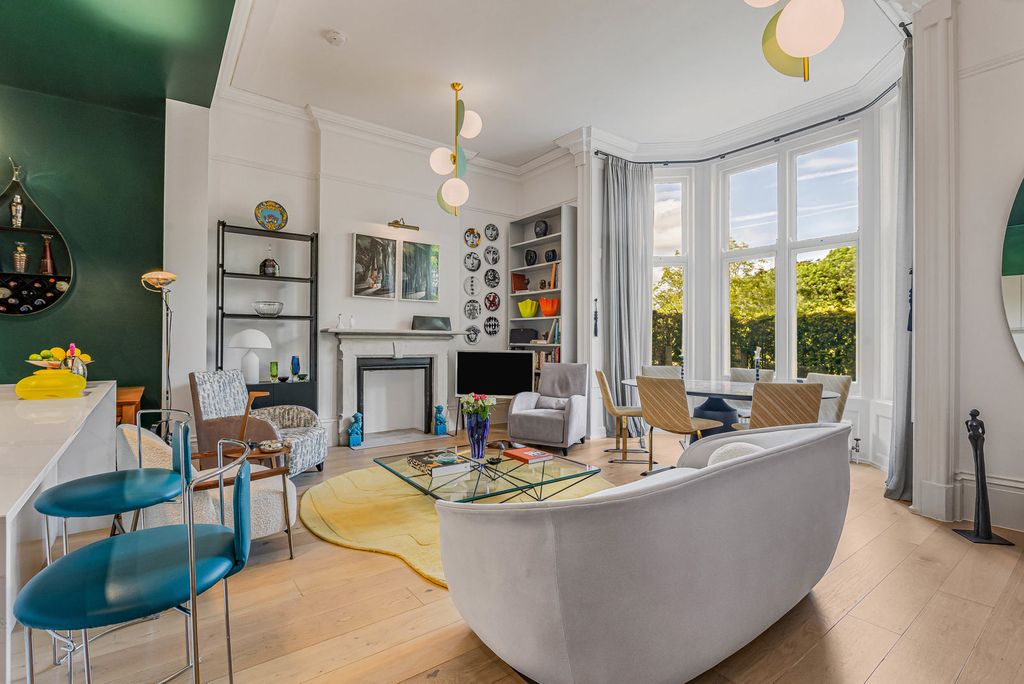 Property photo 2 of 18 Stunning Windows