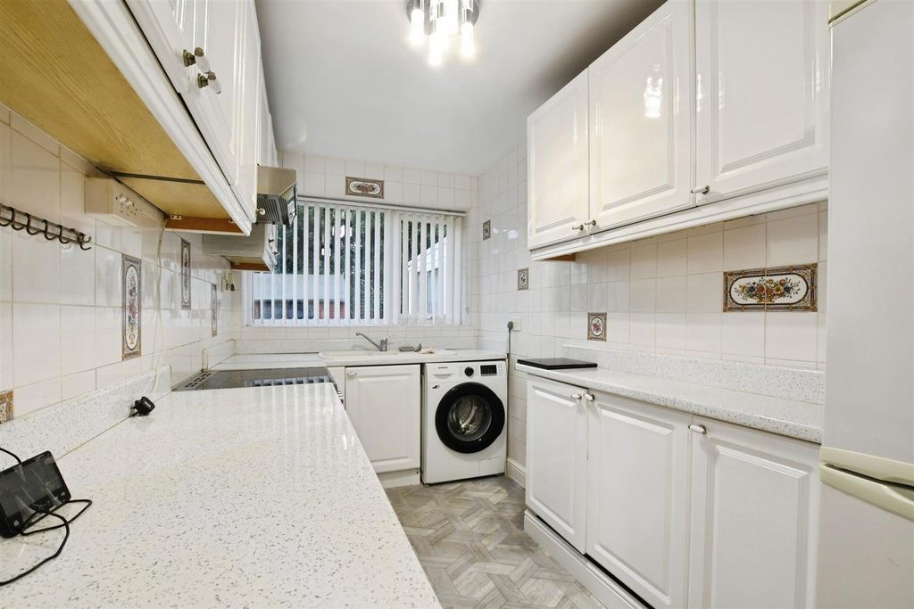 Property photo 2 of 15 Fitted Kitchen