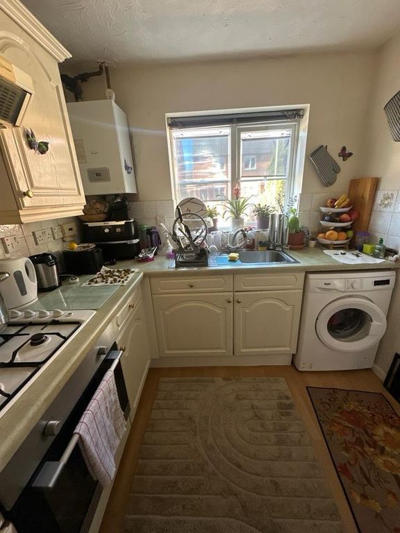 Property photo 3 of 10 Kitchen