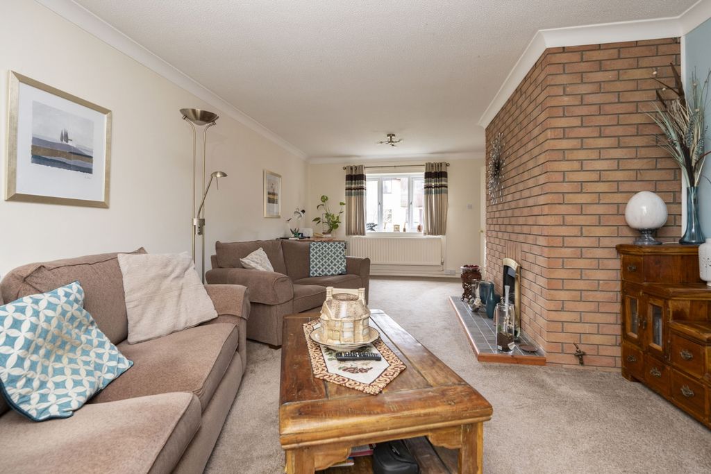 Property photo 2 of 12 Lounge, West Stonebridge, Peterborough, Ewemove Sa