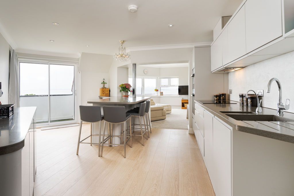 Additional image 5 of 4 bed flat for saleGlynne Tower, Bridgeman Road, Penarth CF64