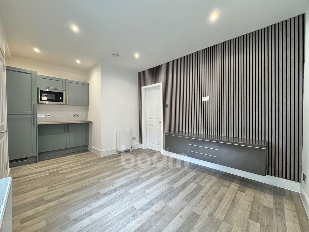 Property photo 2 of 17 Mains Road, Beith Lounge Pic