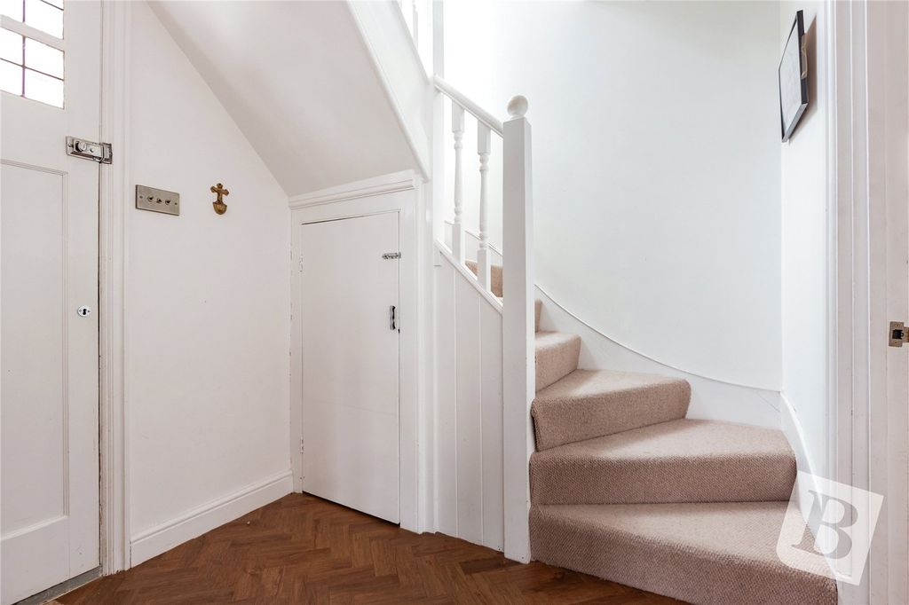 Property photo 3 of 26 Entrance Hall