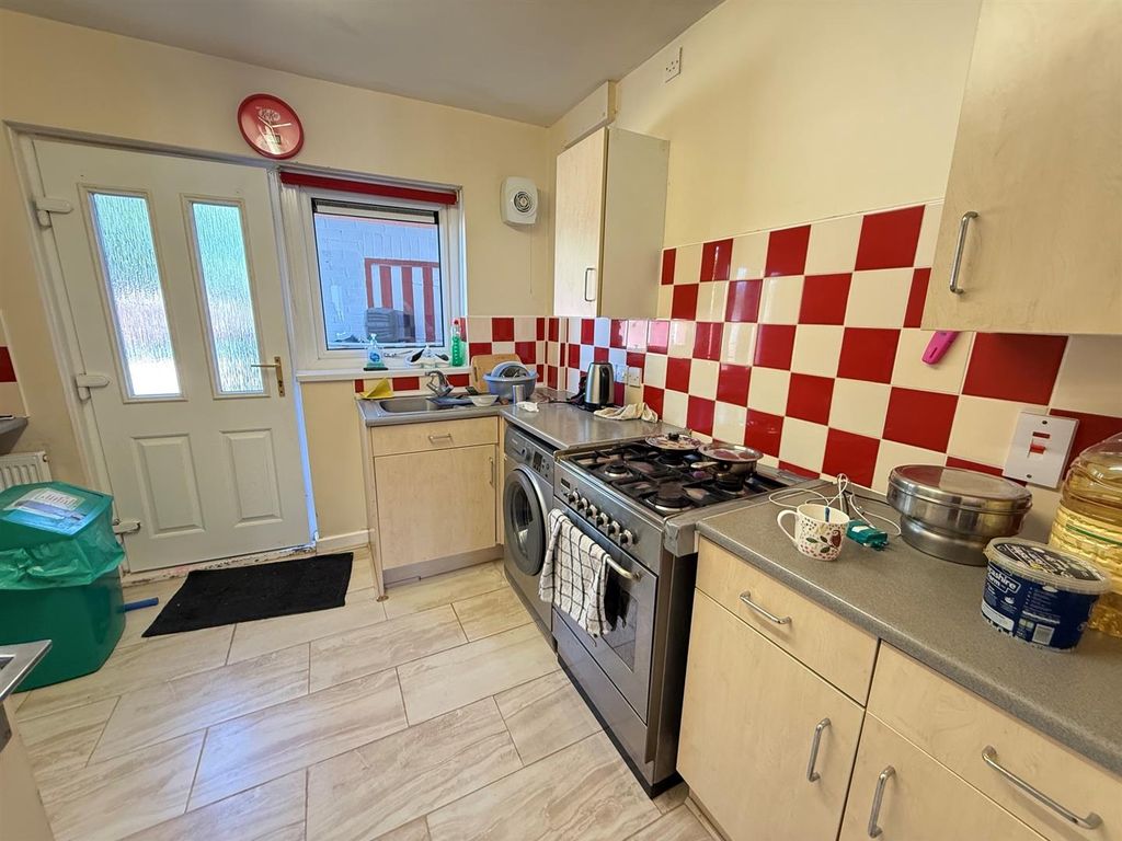 Property photo 3 of 9 Kitchen