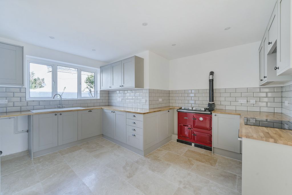 Property photo 3 of 19 Kitchen