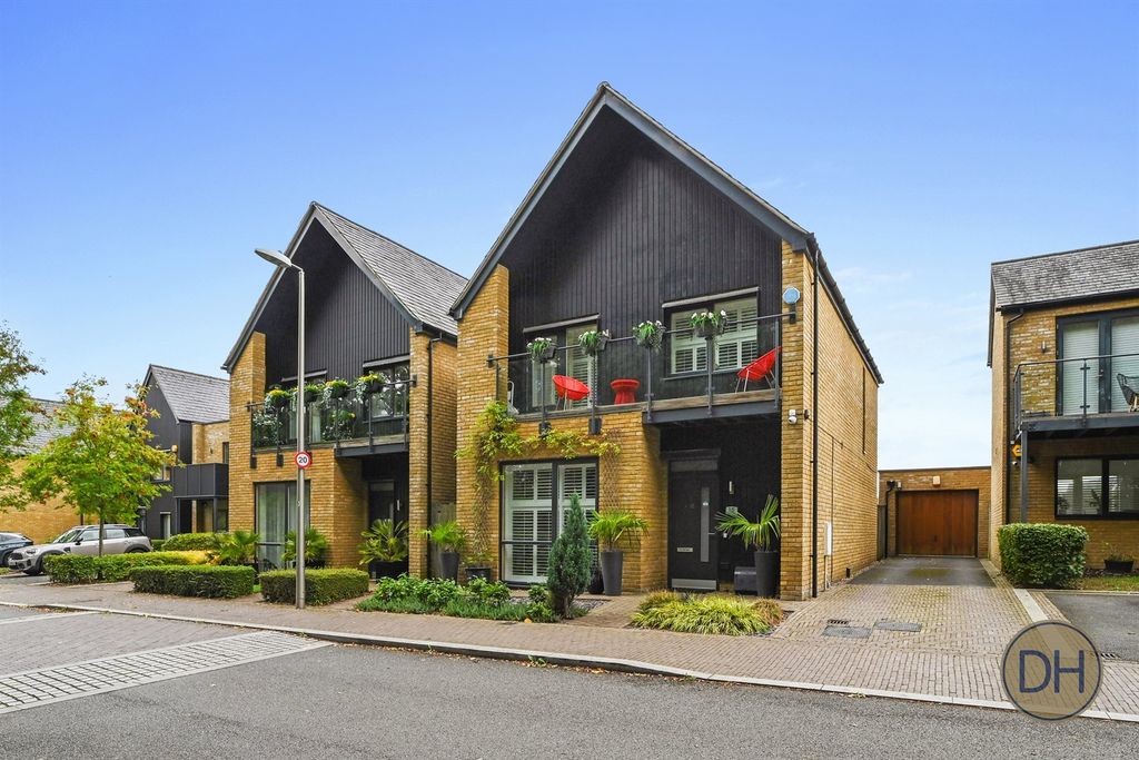 Property photo 1 of 24 Sparrowhawk Way