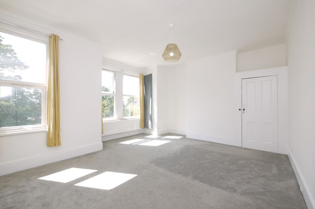Property photo 3 of 11 4409172