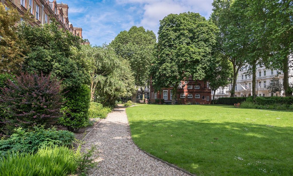 Property photo 1 of 11 Harrington Gardens Communal Ext Ph-2.Jpg