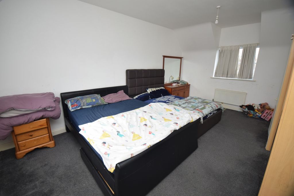 Property photo 3 of 10 Master Bedroom