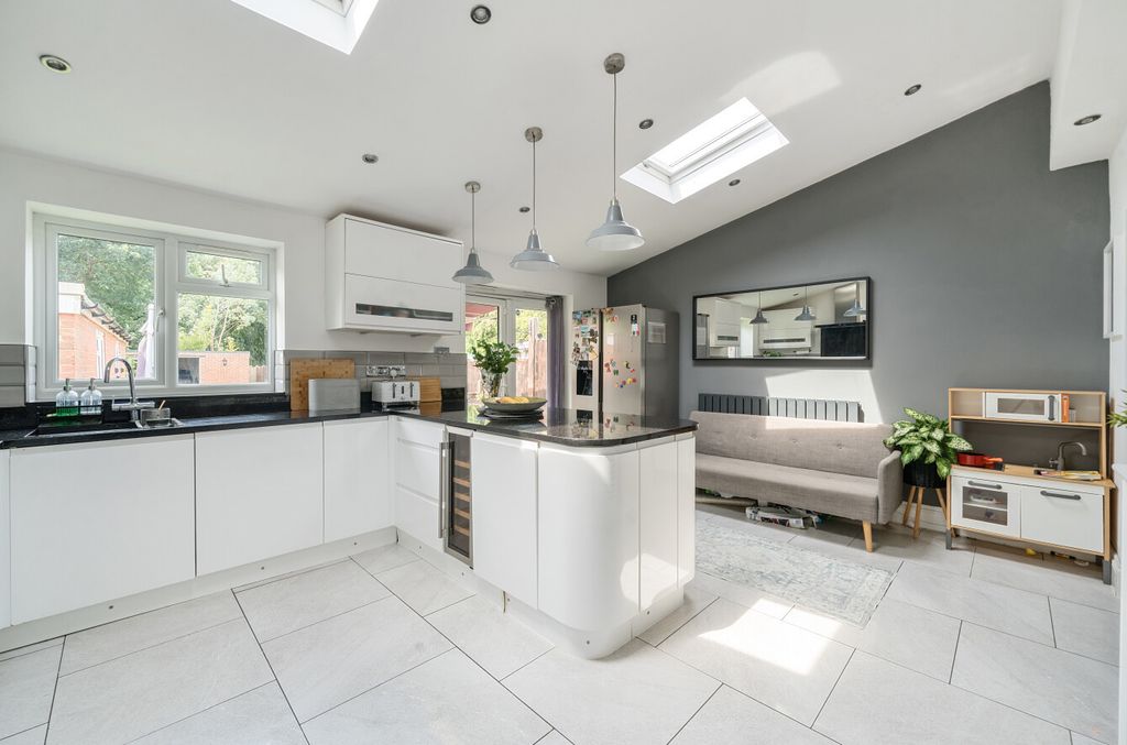 Property photo 3 of 18 Kitchen