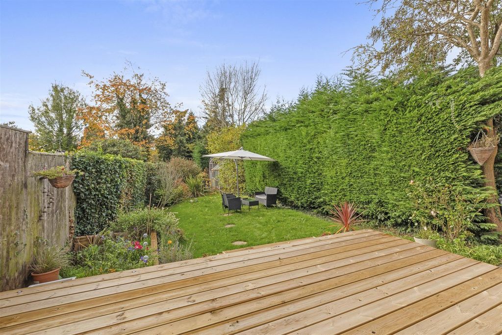 Property photo 2 of 15 51 Geralds Road, Hp13 6Bn-9.Jpg