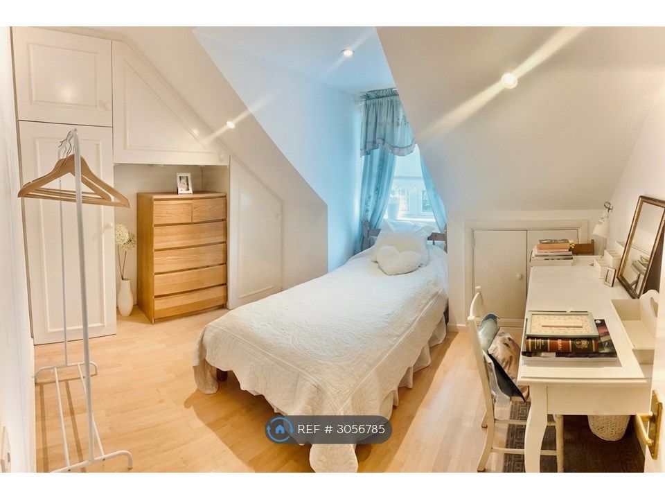 Property photo 3 of 5 Extra Spacious, With Built In Storage Space