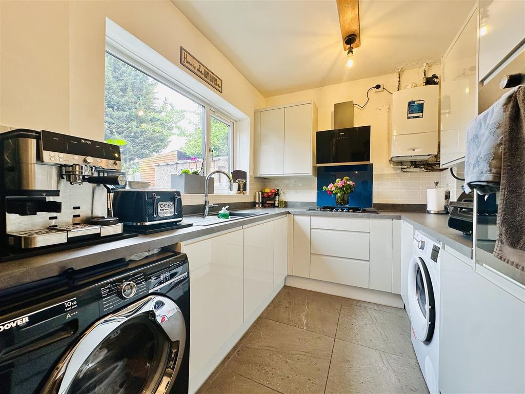 Property photo 3 of 18 Kitchen