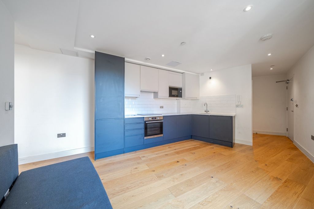 Property photo 3 of 16 Kitchen/Reception