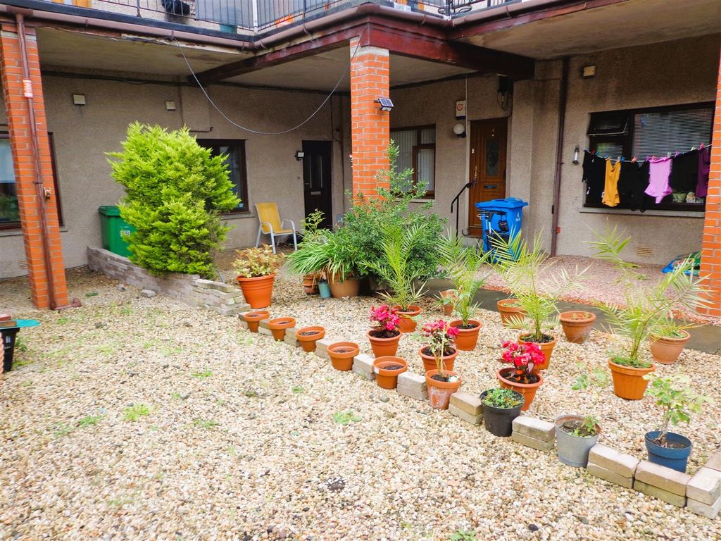 Property photo 2 of 8 Shared Garden