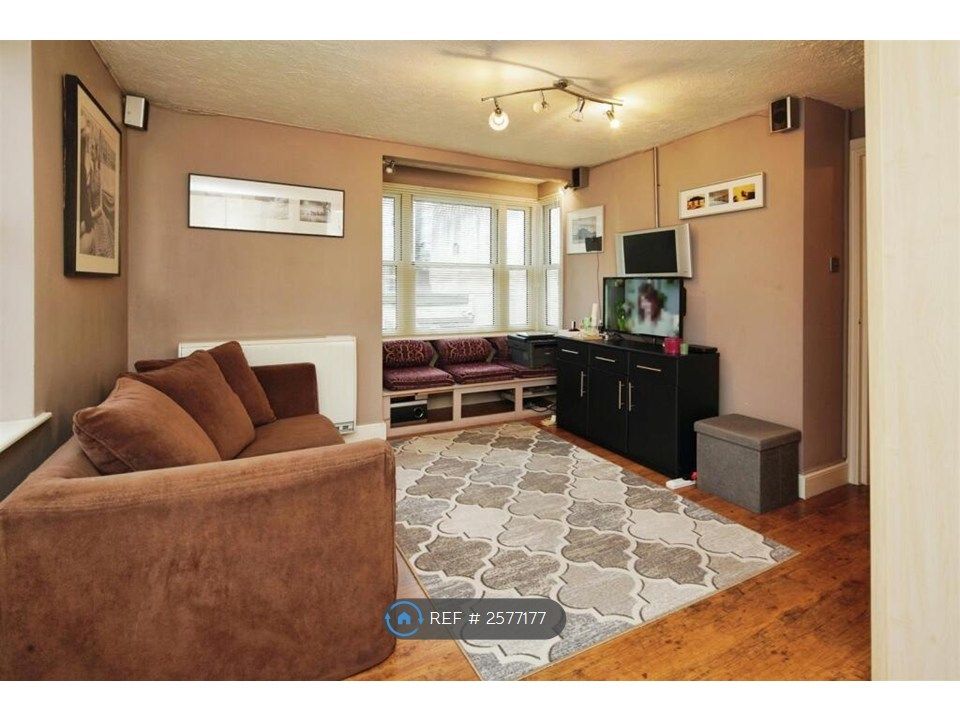 Property photo 1 of 7 Living / Sleeping Area