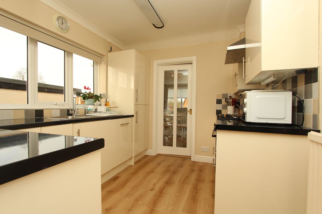 Property photo 3 of 10 Kitchen