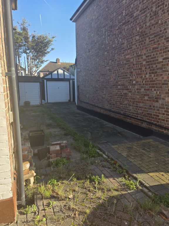 Property photo 3 of 12 Garage