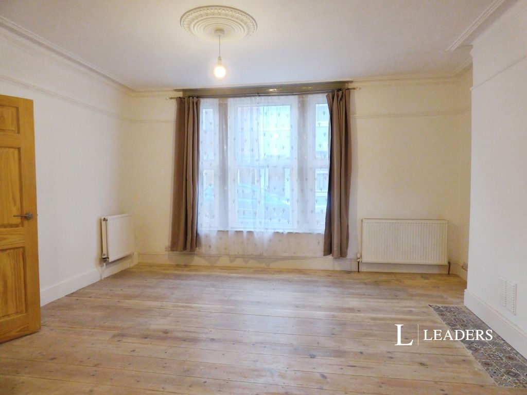 Property photo 3 of 16 Lounge