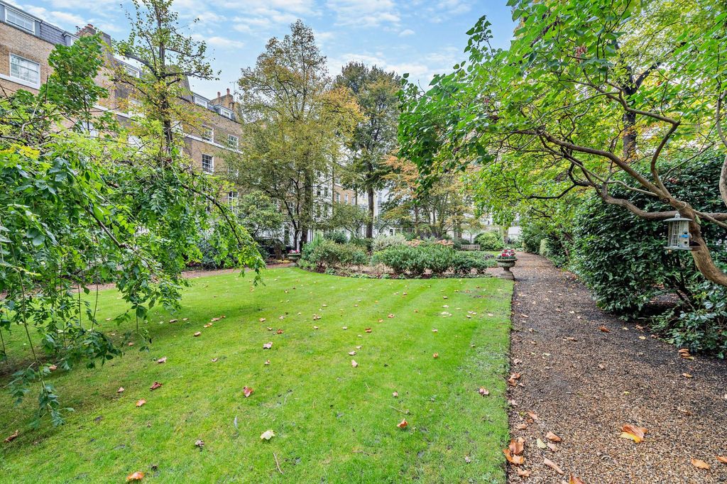 Property photo 3 of 18 Private Gardens