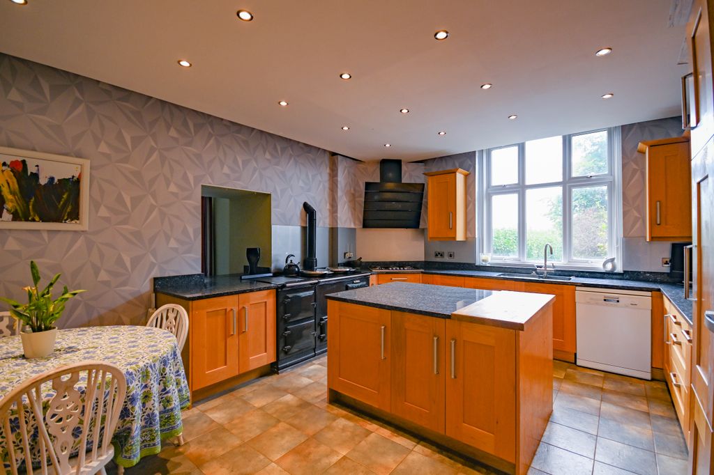 Property photo 3 of 17 Farmhouse Kitchen
