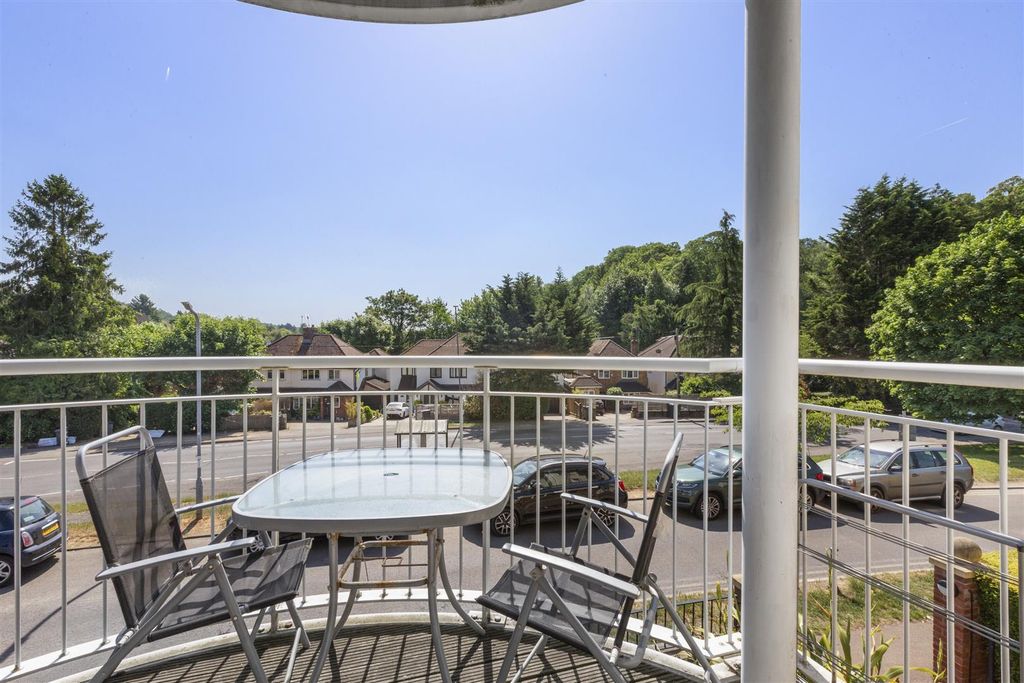 Property photo 2 of 14 22 The Cedars, Cedar Ave, Hp15 7DL-10.Jpg