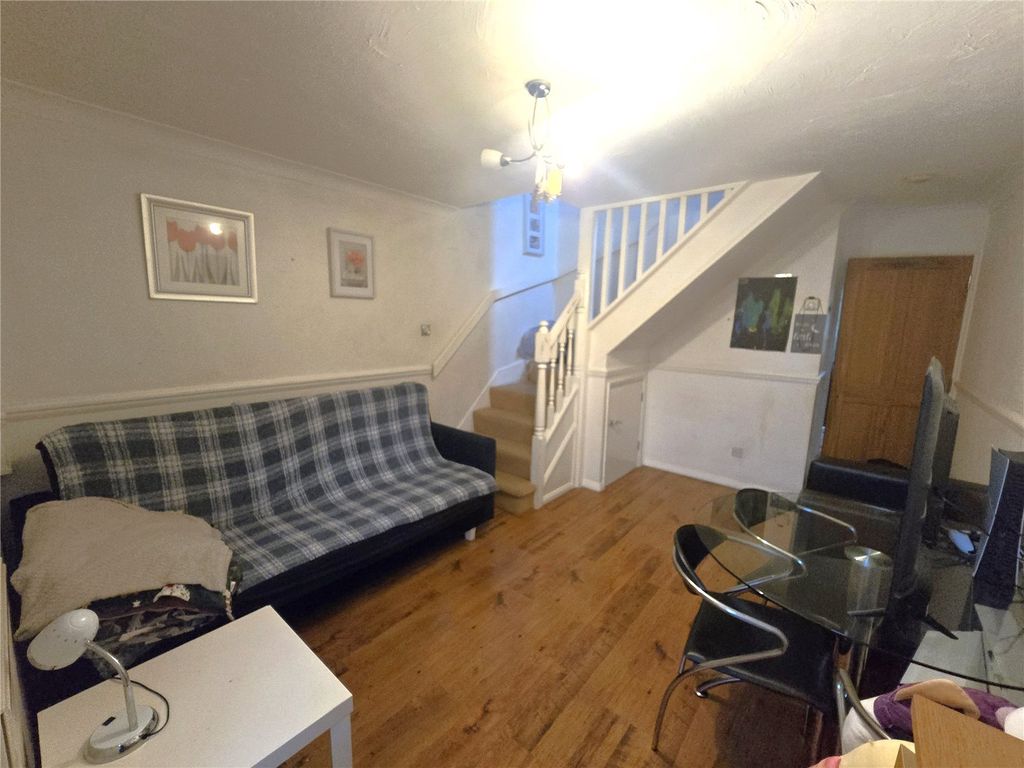 Property photo 3 of 7 Lounge