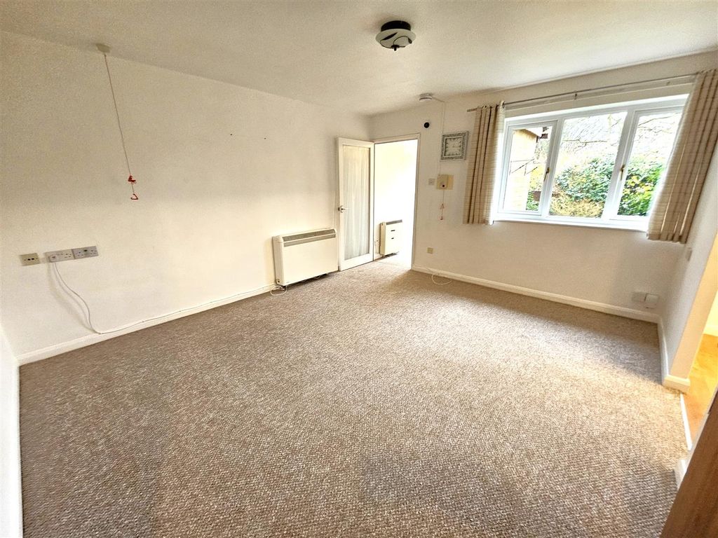 Property photo 3 of 10 Living Room.Jpg