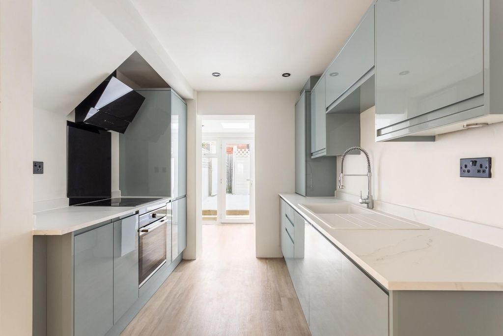 Property photo 2 of 15 Fonthill Road-9.Jpg