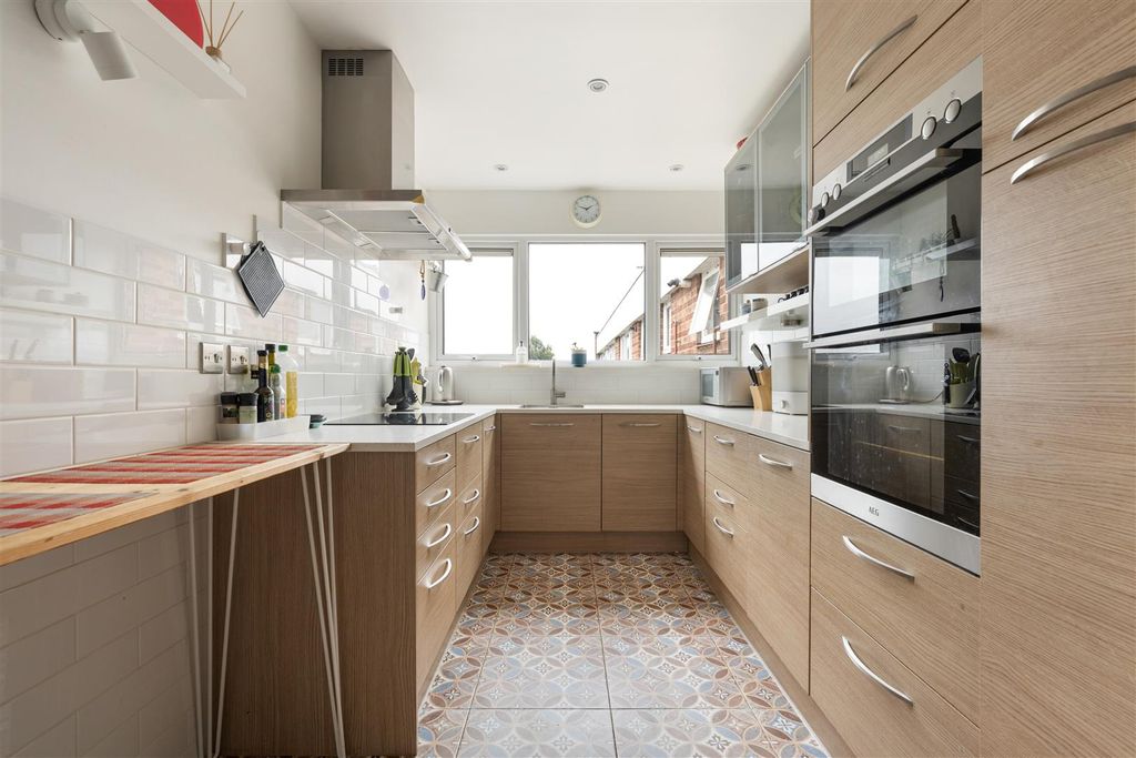 Property photo 2 of 27 Woodford Road, E18