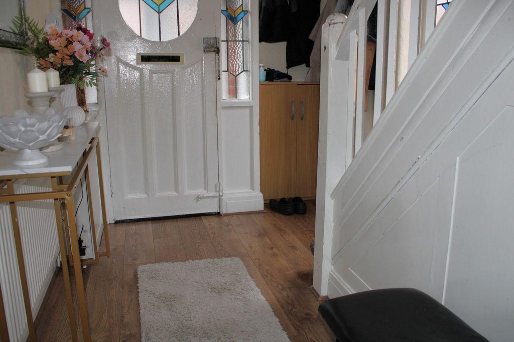 Property photo 2 of 10 Hall