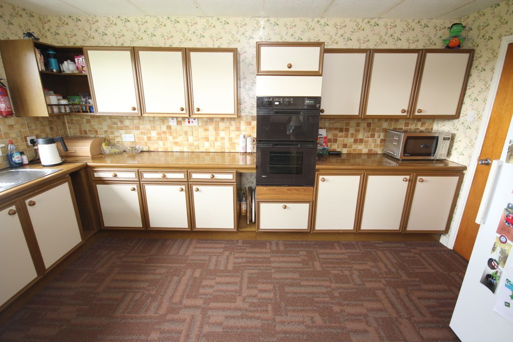 Property photo 3 of 17 Kitchen