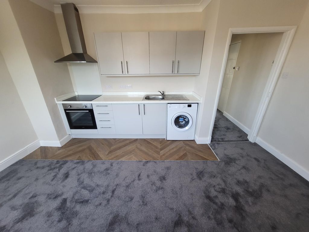 Property photo 3 of 7 Kitchen Lounge