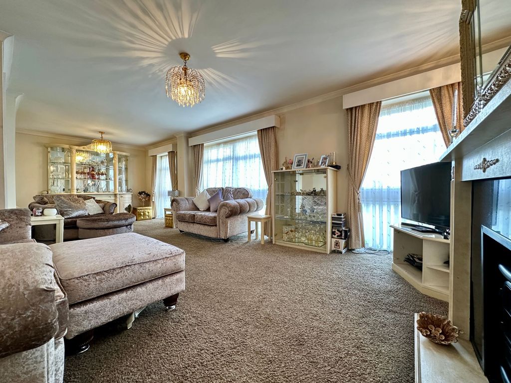 Property photo 1 of 24 Lounge