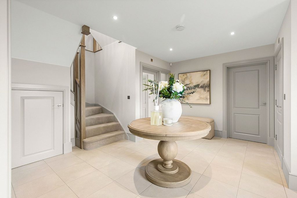 Property photo 2 of 12 Entrance Hall