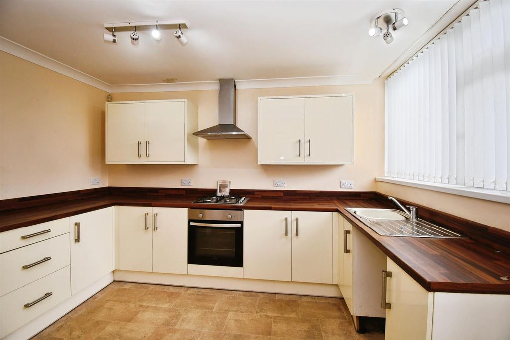 Property photo 3 of 15 Kitchen