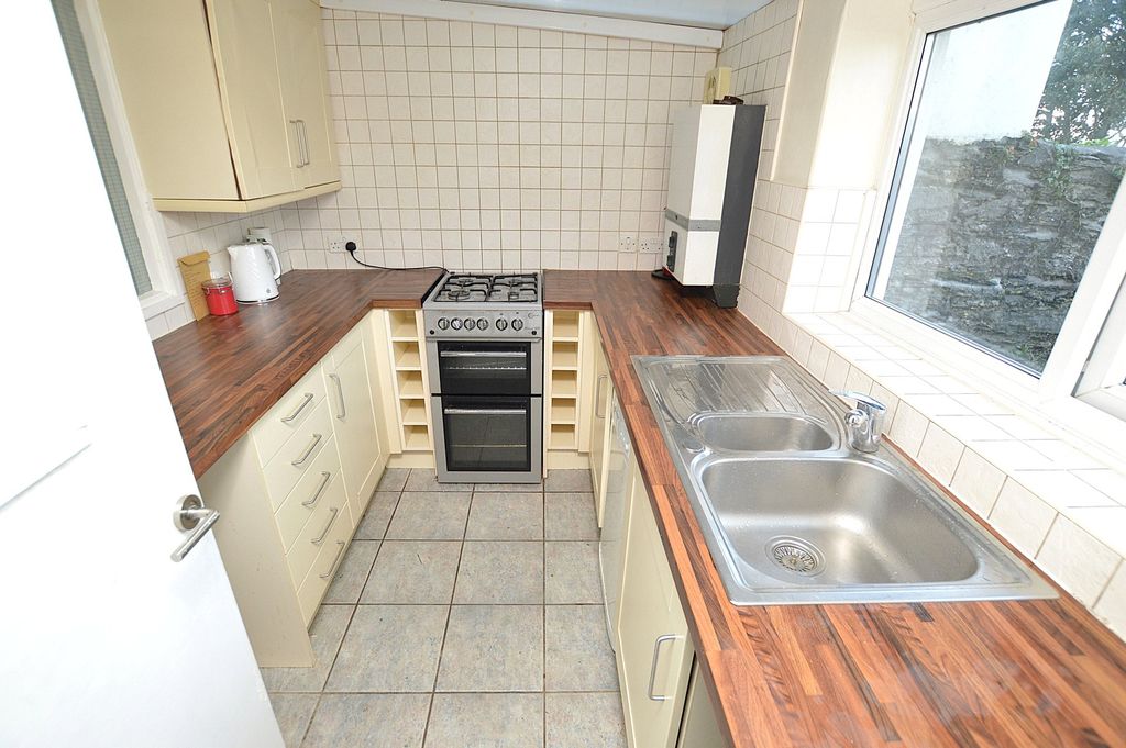 Property photo 3 of 8 Kitchen